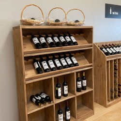 Étagère à vin basse TRADIS capacité 140 bouteilles en bois massif pour caviste
