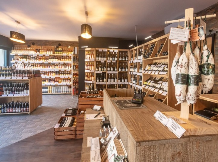 Einrichtung der Höhle von Emelyne