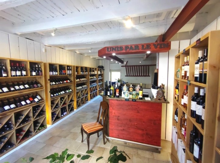 Einrichtung des Kellers Vereint durch den Wein