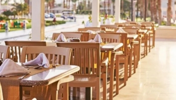 Dekoration von Restaurant-Terrasse: Trends im Jahr 2025
