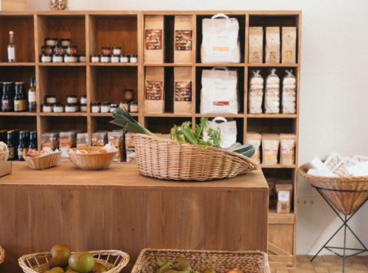 Grocery store layout of L'Instant Gourmand