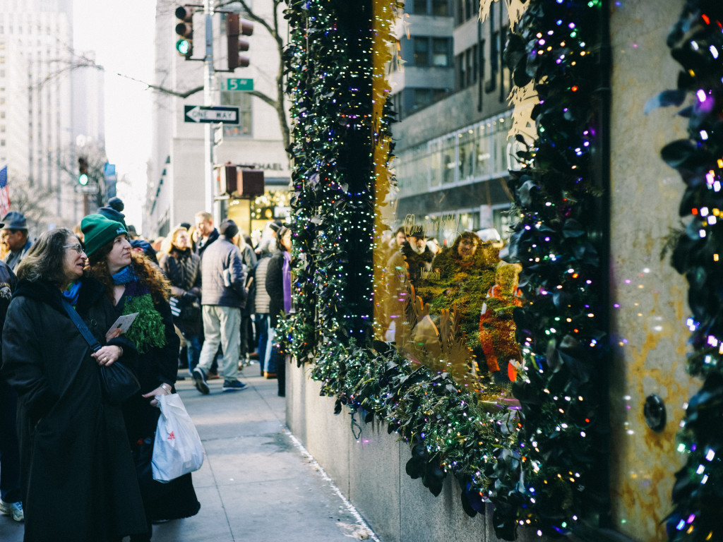 4 Tips To Create A Christmas Decoration In Your Shop