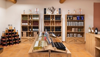 Étagère à vin : bois, pierre ou métal pour votre boutique ?