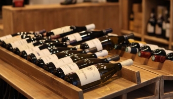 Our ideas for solid wood wine bars for wine shops