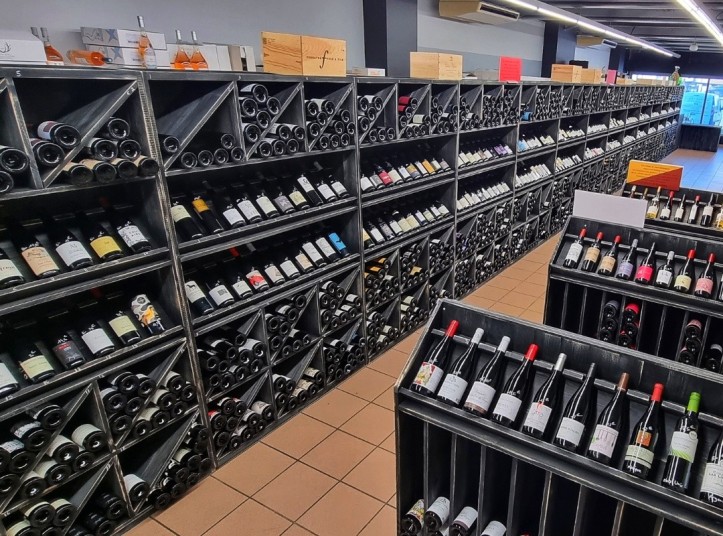 Inrichting van de wijnkelder Rhone Magnum