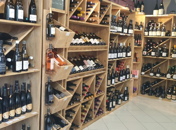 Inrichting van de wijnkelder L'Atelier Rouge Raisin