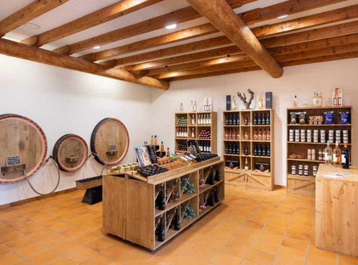 Inrichting van de wijnkelder Domaine La Cadenière