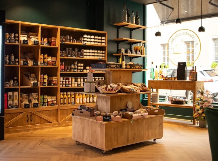 Inrichting van de delicatessenwinkel Les Grands Gourmets